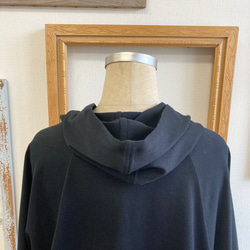 促銷價 ★ 防紫外線❤️ 薄款棉質剪裁縫製材質蝙蝠袖連帽衫黑色（尺寸不限 LL） 第9張的照片