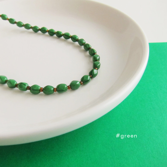 緑色ガラスビーズの円形ペンダント 緑色ガラスビーズの円形ペンダント