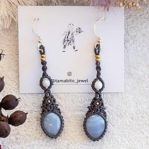 ブルーレースアゲート カービングのピアスチャーム☆ ブルーレースアゲートのマクラメピアス ピアス（フック・チェーン