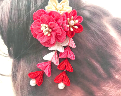 127つまみ細工　髪飾り　正絹　　ピンク　七五三　3歳　7歳ハンドメイド つまみ細工髪飾り ピンク 白 七五三 3歳 7歳 着物髪飾り