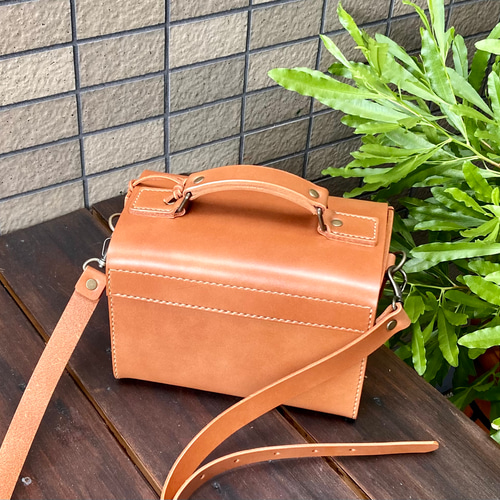 ヌメ革 ショルダーバッグ 箱型 キャメル 手縫い ☆送料無料 ショルダー