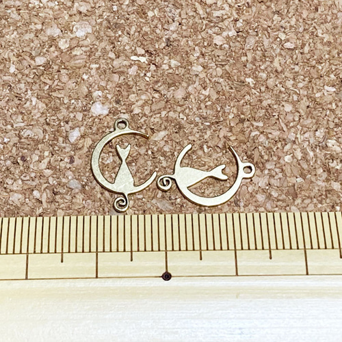 18823…チャーム・三日月と黒猫ちゃん(1pair)￥800- 18KGP三日月猫のチャーム3個（ステンレス） チャーム HONEYBEETAIL