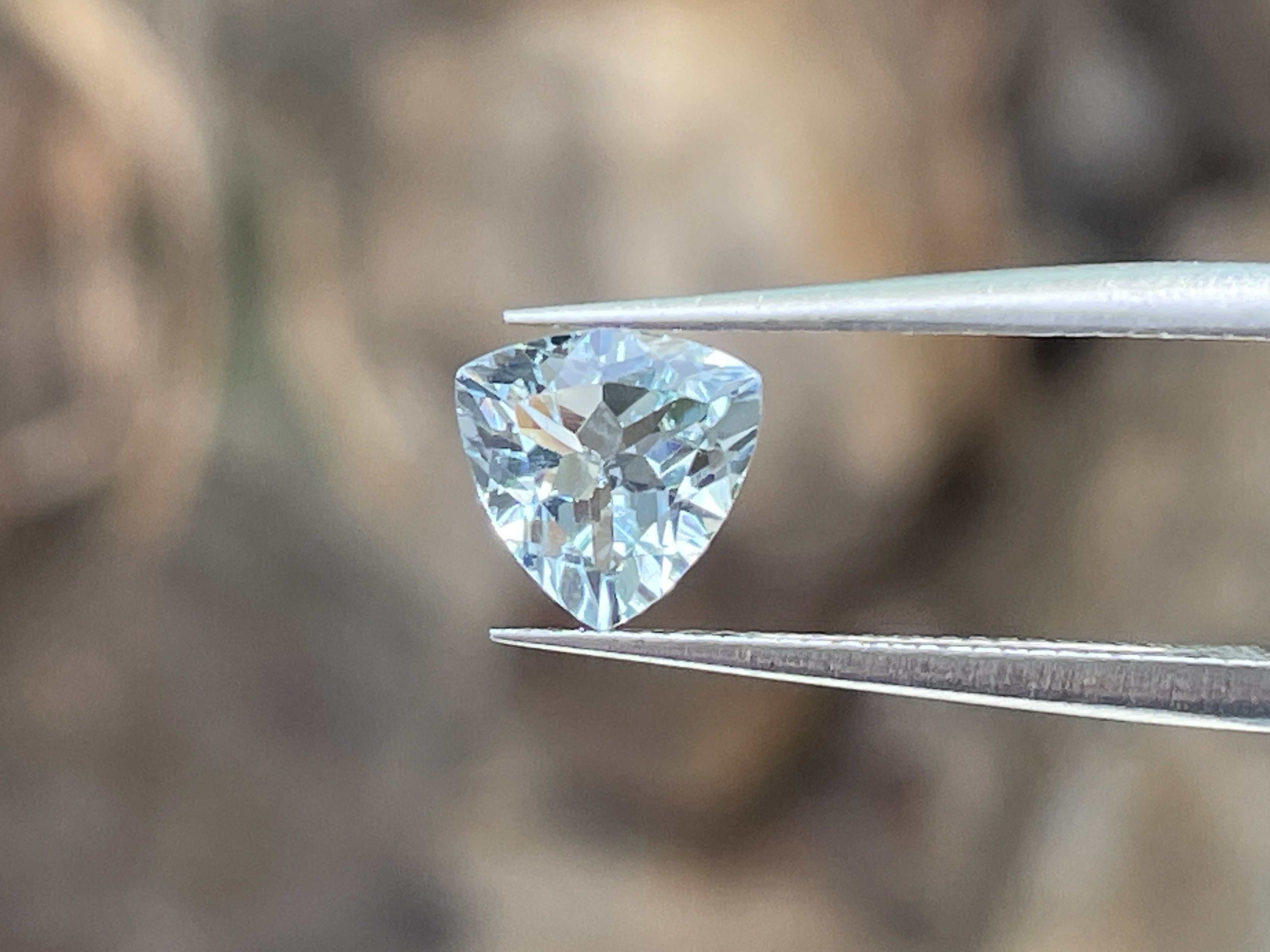 アクアマリン ルーストリリアンカットの美しい 0.84 カラットの天然宝石