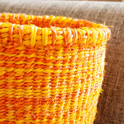 ケニアの手織りかご｜卓上収納や植木鉢カバーに。自然素材のインテリア収納かご［SSサイズ マーブル イエロー・オレンジ］ 6枚目の画像