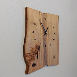 木製の壁掛け時計  V文字　【ギフト対応･名入れ可】　～クリ・クルミ～ 2枚目の画像