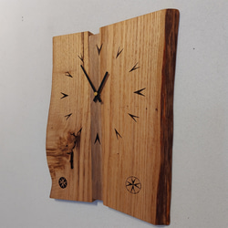 木製の壁掛け時計  V文字　【ギフト対応･名入れ可】　～クリ・クルミ～ 3枚目の画像