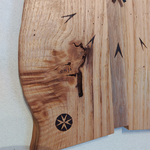 木製の壁掛け時計  V文字　【ギフト対応･名入れ可】　～クリ・クルミ～ 5枚目の画像