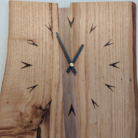 木製の壁掛け時計  V文字　【ギフト対応･名入れ可】　～クリ・クルミ～ 6枚目の画像