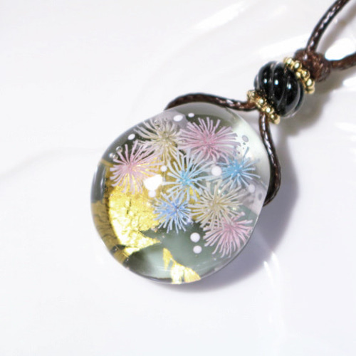 在庫処分（50％オフ）花火のとんぼ玉ガラスペンダント 金箔入り