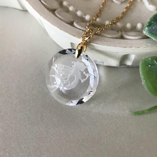 1点のみ】繊細な妖精が彫られたガラスネックレス/スワロフスキー社