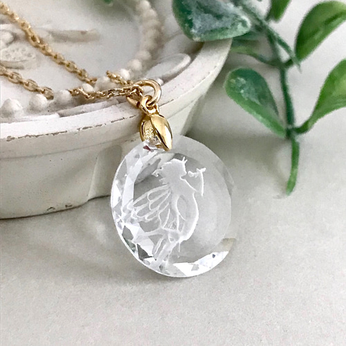 1点のみ】繊細な妖精が彫られたガラスネックレス/スワロフスキー社