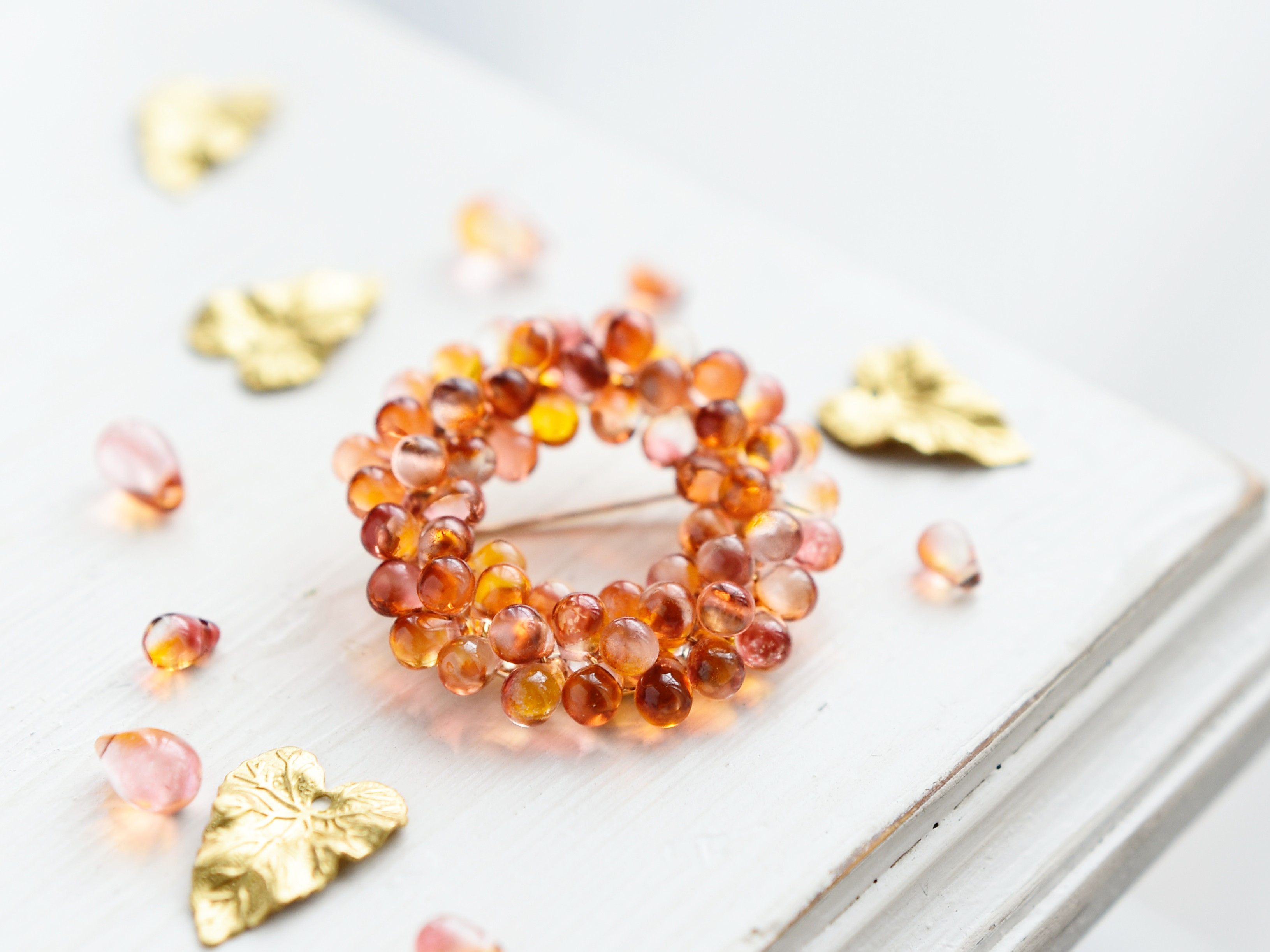 【ブローチ ・S（M／Lサイズに変更可能）】夕焼け 金木犀 オレンジ ( リース 秋 キンモクセイ ガラス )