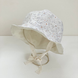 ベビーキッズの帽子　くすみベージュの花柄チューリップハット（こどもサイズ）日差しや紫外線対策にも 1枚目の画像