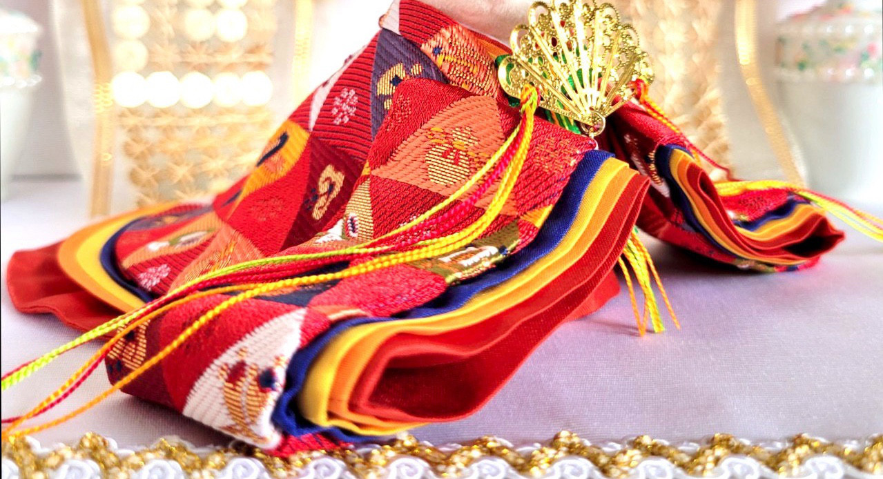 615 雛飾り 小さな着せ替えお着物〈お姫様〉十二単 緋色地鱗形宝尽くし文様朱色かさね【新襟仕様】