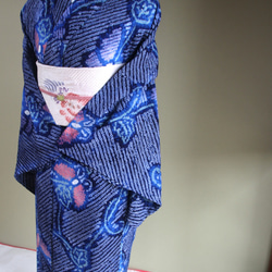 ◇現代 有松鳴海絞　浴衣◇【紺水色桃他】薄羽の蝶が幻想的に舞う　トールサイズ裄68ｃｍ木綿浴衣　 4枚目の画像