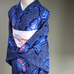 ◇現代 有松鳴海絞　浴衣◇【紺水色桃他】薄羽の蝶が幻想的に舞う　トールサイズ裄68ｃｍ木綿浴衣　 3枚目の画像