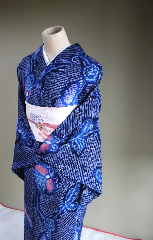 ◇現代 有松鳴海絞　浴衣◇【紺水色桃他】薄羽の蝶が幻想的に舞う　トールサイズ裄68ｃｍ木綿浴衣　 3枚目の画像