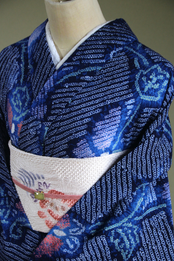 ◇現代 有松鳴海絞　浴衣◇【紺水色桃他】薄羽の蝶が幻想的に舞う　トールサイズ裄68ｃｍ木綿浴衣　 2枚目の画像