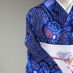 ◇現代 有松鳴海絞　浴衣◇【紺水色桃他】薄羽の蝶が幻想的に舞う　トールサイズ裄68ｃｍ木綿浴衣　 1枚目の画像