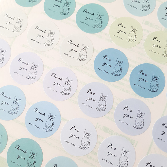 丸い ギフトシール 猫 ネコ ブルーグリーン 48枚入り 文字変更可能 サンキューシール ショップシール 1枚目の画像