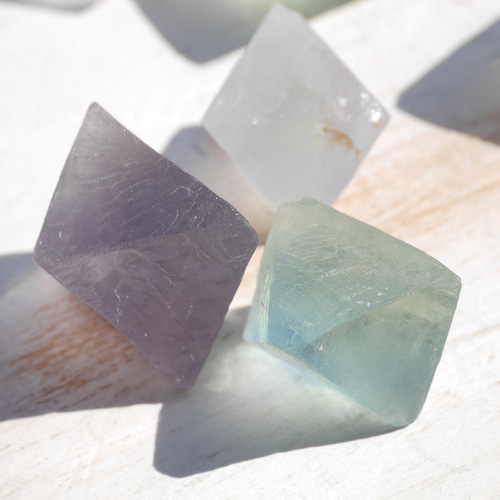 種類不明 八面体原石 蛍石？ 八面体蛍石11 (Octahedron Fluorite)