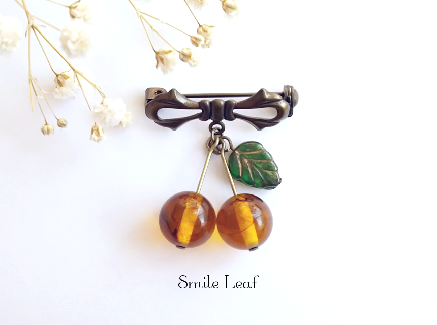 琥珀のさくらんぼブローチ