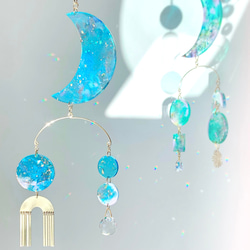 レジンとAsfour社クリスタルボールのサンキャッチャー iridescent blue night crystal 1枚目の画像