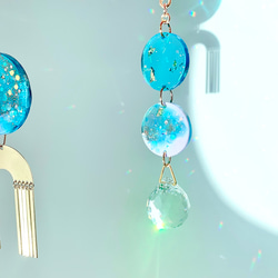 レジンとAsfour社クリスタルボールのサンキャッチャー iridescent blue night crystal 3枚目の画像