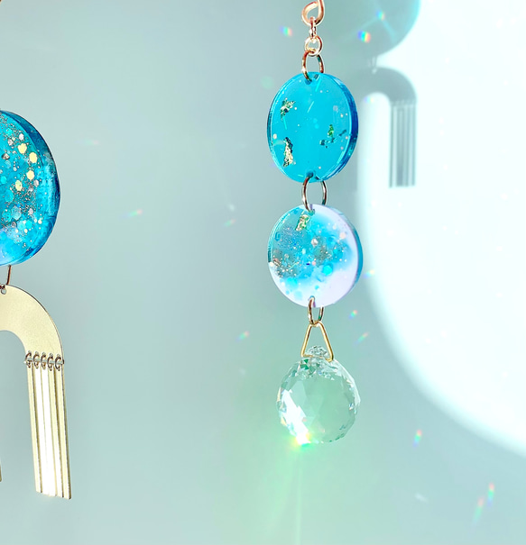 レジンとAsfour社クリスタルボールのサンキャッチャー iridescent blue night crystal 3枚目の画像