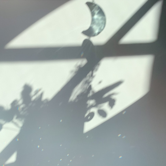 レジンとAsfour社クリスタルボールのサンキャッチャー iridescent blue night crystal 9枚目の画像