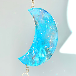 レジンとAsfour社クリスタルボールのサンキャッチャー iridescent blue night crystal 4枚目の画像