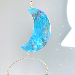 レジンとAsfour社クリスタルボールのサンキャッチャー iridescent blue night crystal 8枚目の画像