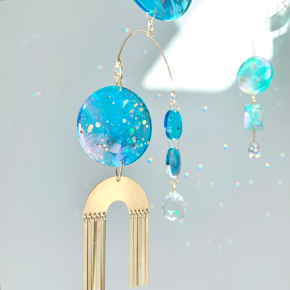 レジンとAsfour社クリスタルボールのサンキャッチャー iridescent blue night crystal 2枚目の画像