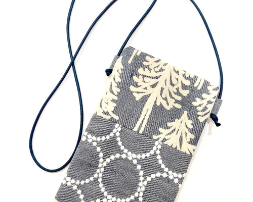 木の柄が素敵なmetsaとタンバリンのスマホポシェット / スマホポーチ