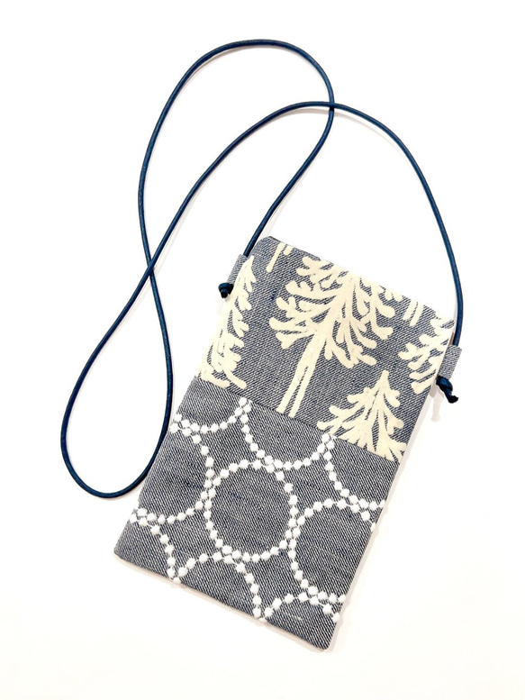 木の柄が素敵なmetsaとタンバリンのスマホポシェット / スマホポーチ