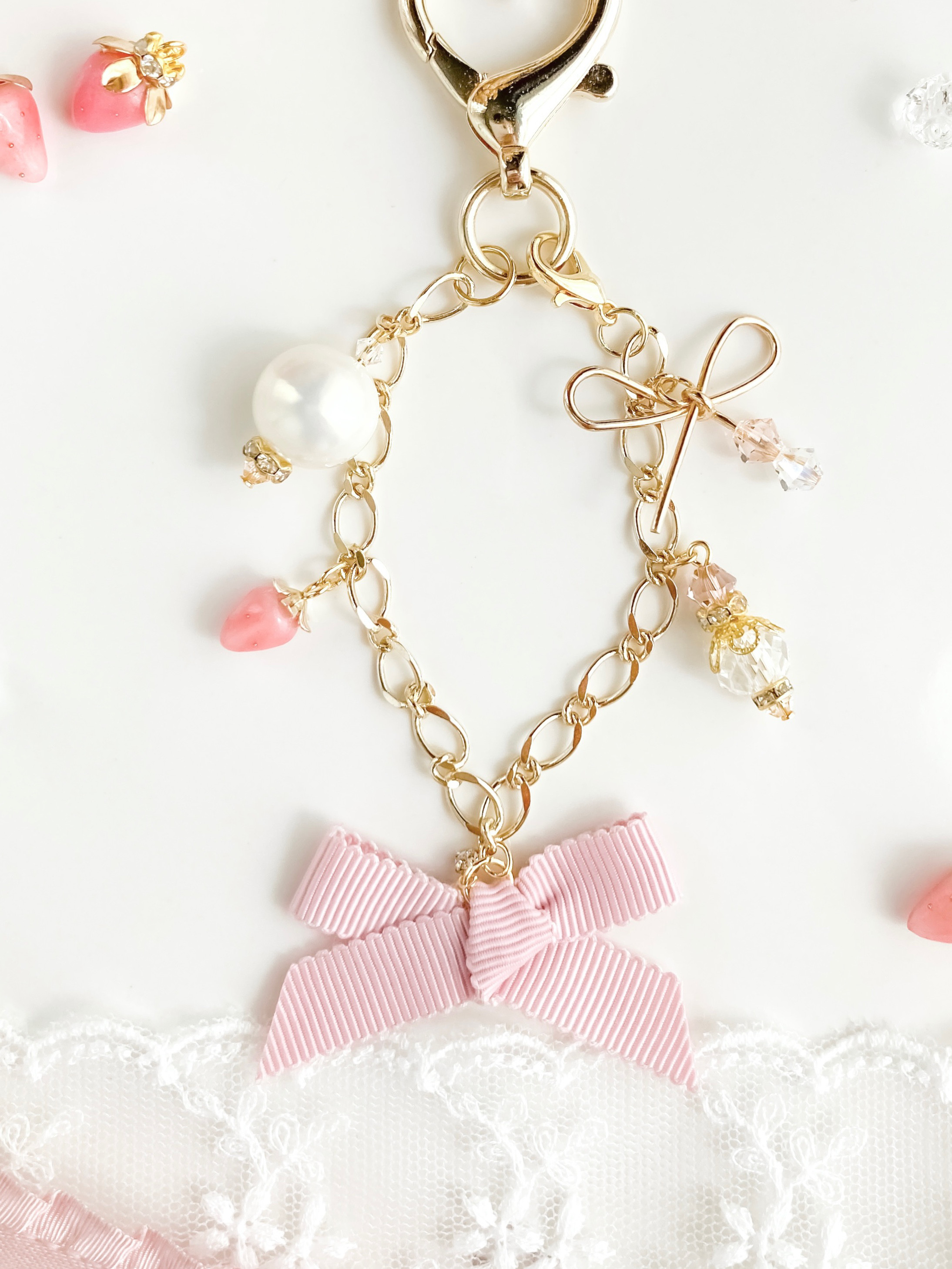 バッグチャーム 清楚 上品 うるつや いちご リボン