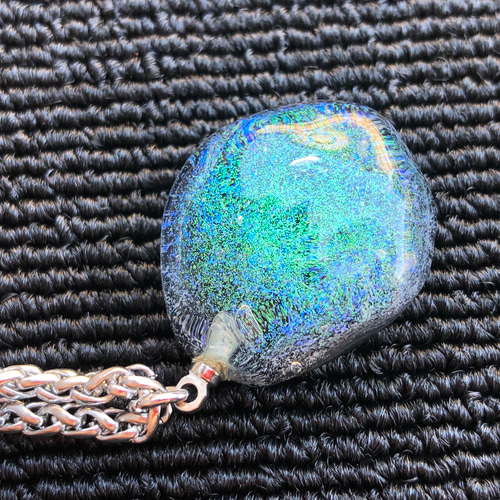 ガラス製　ラウンドペンダント　新品未使用　ダイクロガラス　作家様 ダイクロガラスペンダント：ブルーにレインボー（金箔54） | iichi