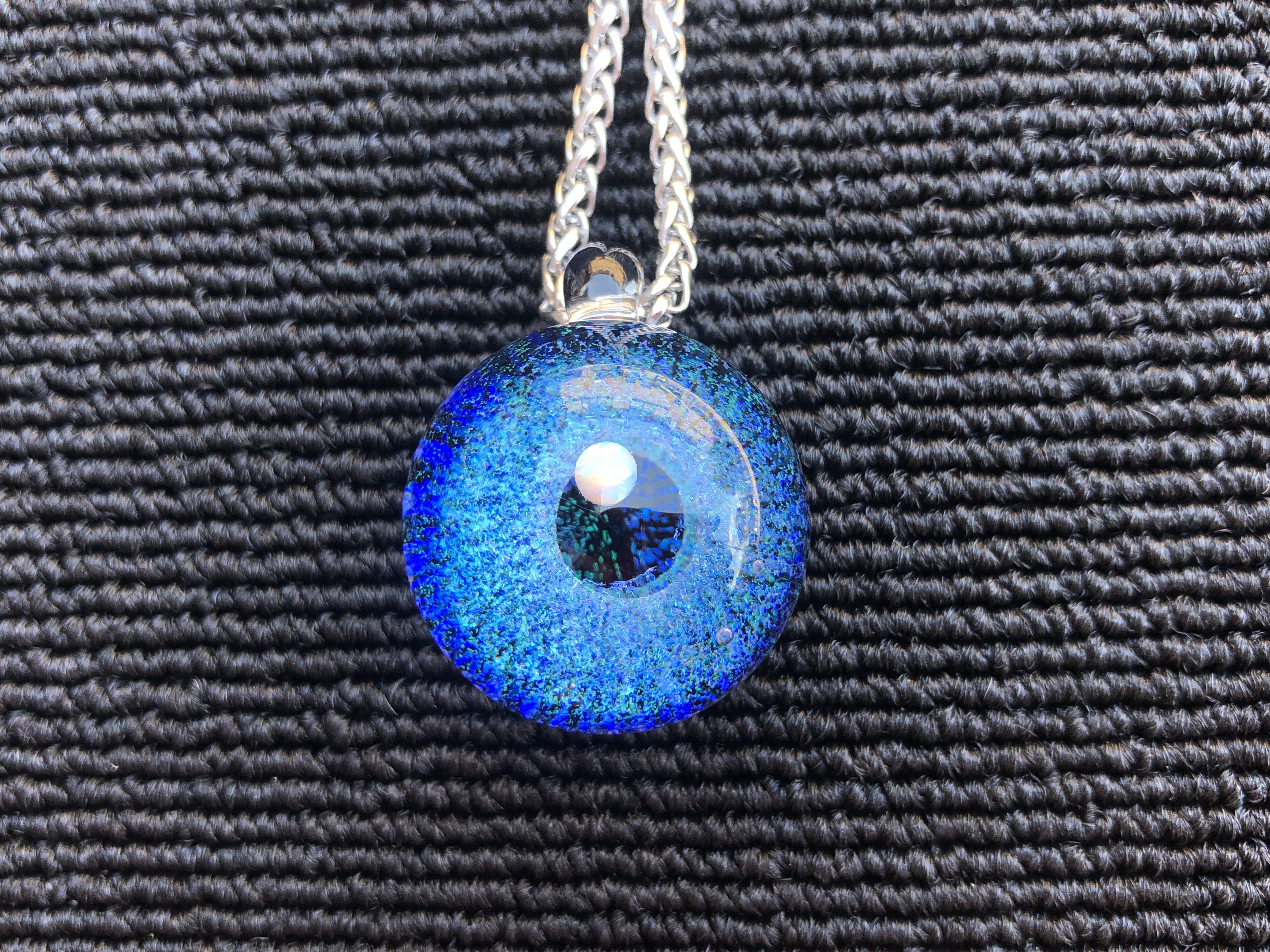 グラスアート 海外作家のハンドメイド ペンダントトップ 