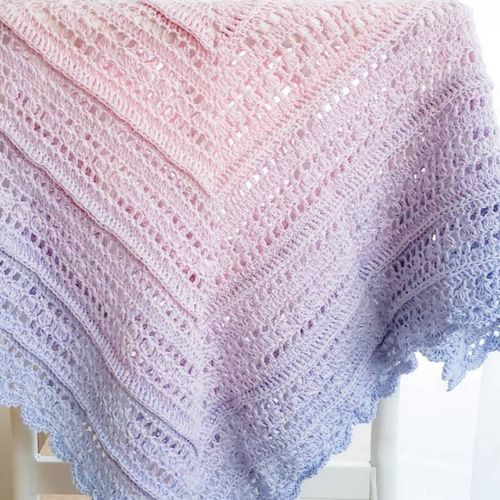 グラデーションカラーの手編みブランケット～ピンク&ブルー ストール
