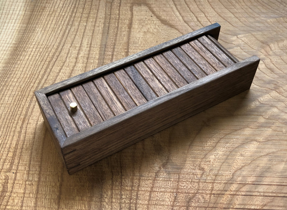シャッター式ウォールナット無垢材　木製ケース（カトラリー入れ、ペンケースにも） 4枚目の画像