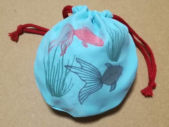 金魚鉢と水面の刺繍入り丸い巾着ポーチ/キラキララメ 1枚目の画像