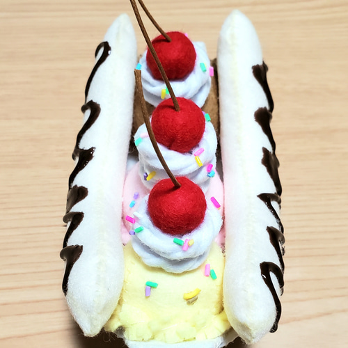バナナスプリットのピルケース ミニチュア フェイクスイーツ