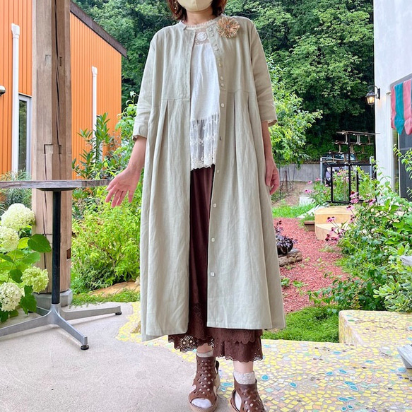 羽織りにもなるリネンの5分袖ワンピ♪ニコニコボタンのリネンワンピース（23s−036）ライトカーキ 2枚目の画像