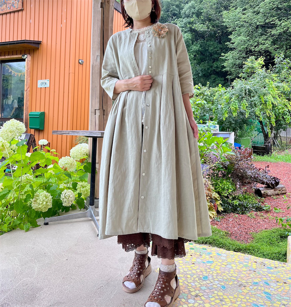 羽織りにもなるリネンの5分袖ワンピ♪ニコニコボタンのリネンワンピース（23s−036）ライトカーキ