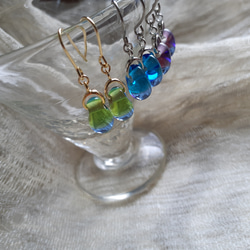 ドロップ、雫型ライトグリーンとブルーのツートンカラーのガラスのチタンのピアス 5枚目の画像