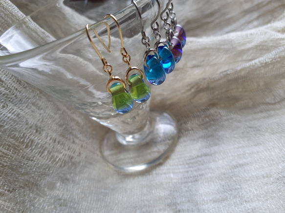 ドロップ、雫型ライトグリーンとブルーのツートンカラーのガラスのチタンのピアス 5枚目の画像