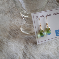 ドロップ、雫型ライトグリーンとブルーのツートンカラーのガラスのチタンのピアス 1枚目の画像