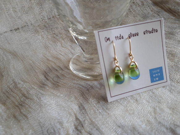 ドロップ、雫型ライトグリーンとブルーのツートンカラーのガラスのチタンのピアス 1枚目の画像