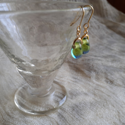 ドロップ、雫型ライトグリーンとブルーのツートンカラーのガラスのチタンのピアス 3枚目の画像