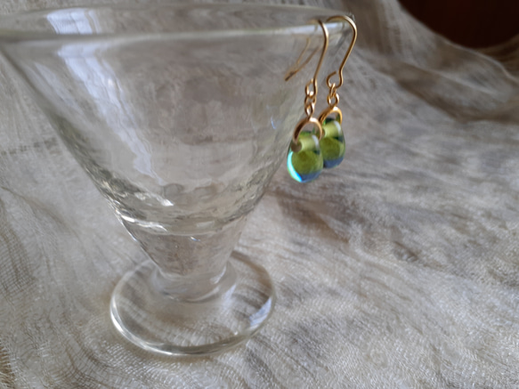 ドロップ、雫型ライトグリーンとブルーのツートンカラーのガラスのチタンのピアス 3枚目の画像